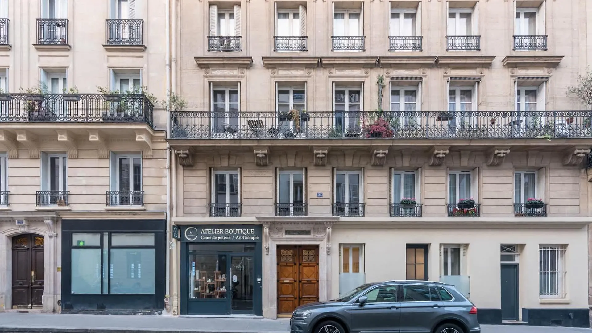 Apartment Elegant Appartement A Deux Pas Du Moulin Rouge Paris